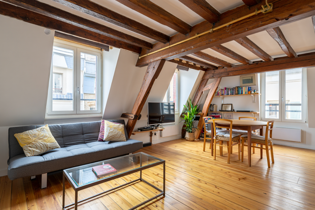 Intérieur d'un salon moderne avec une table, des chaises et des plantes.