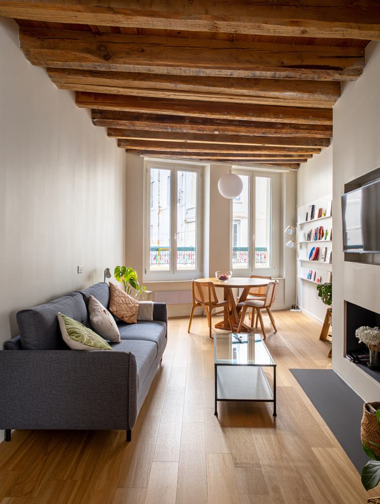 Terrasse moderne avec piscine, meubles confortables et décorations accueillantes.